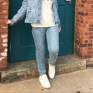 Light blue jeans with pearls